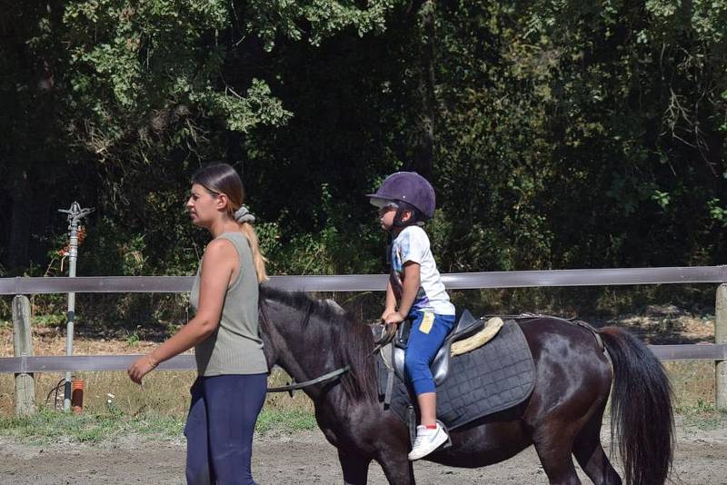 Balade à poney avec un enfant