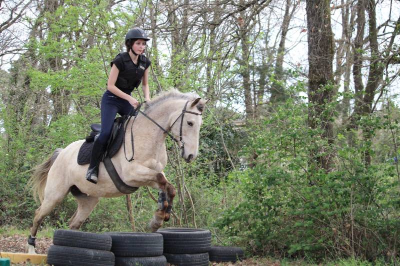 Floriane et Cloé sur le cross de Fleyres