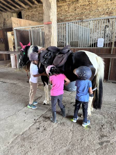 un gros câlin après le cours d'anim poney 